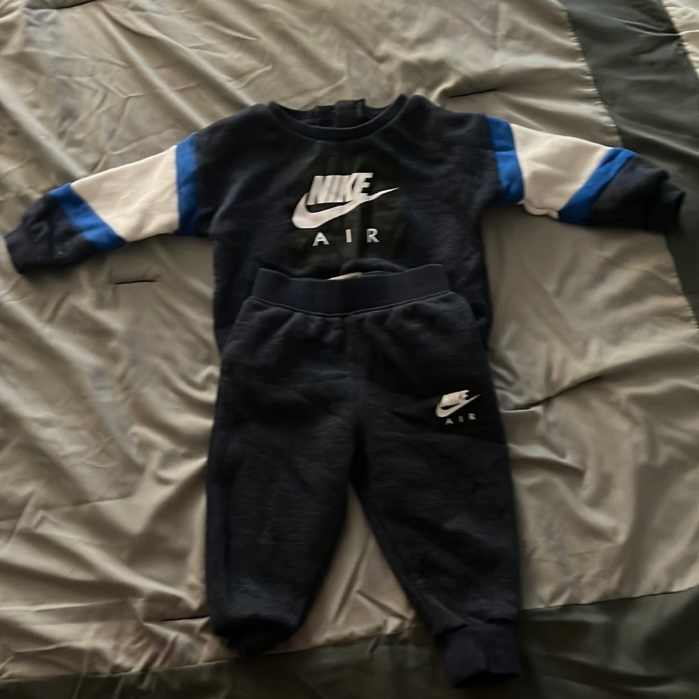 Nike sweatsuit size 12m